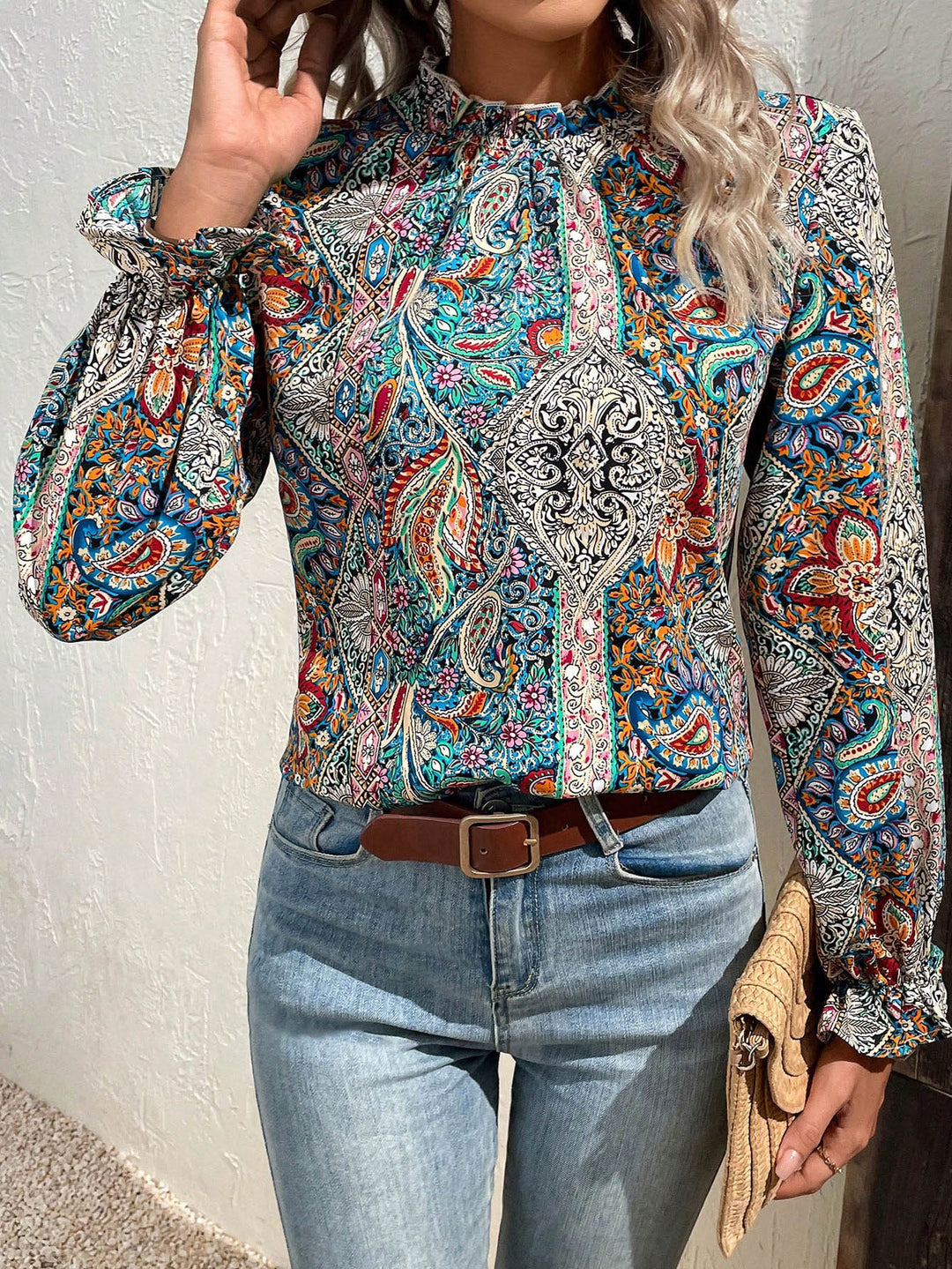 Damebluse med legesygt paisleymønster og elegante flæsedetaljer Stilla