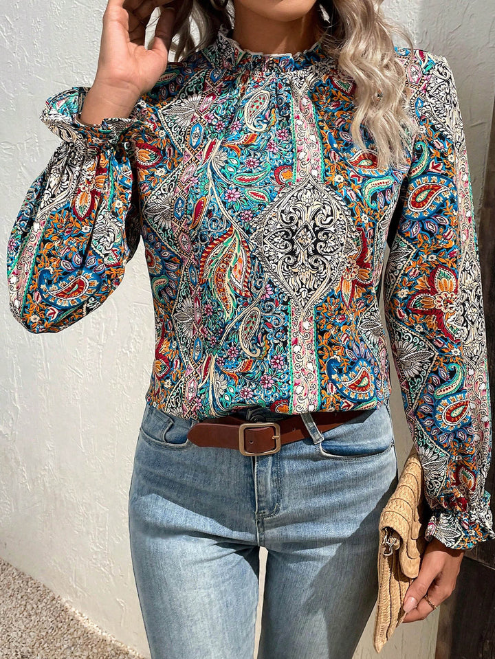 Damebluse med legesygt paisleymønster og elegante flæsedetaljer Stilla