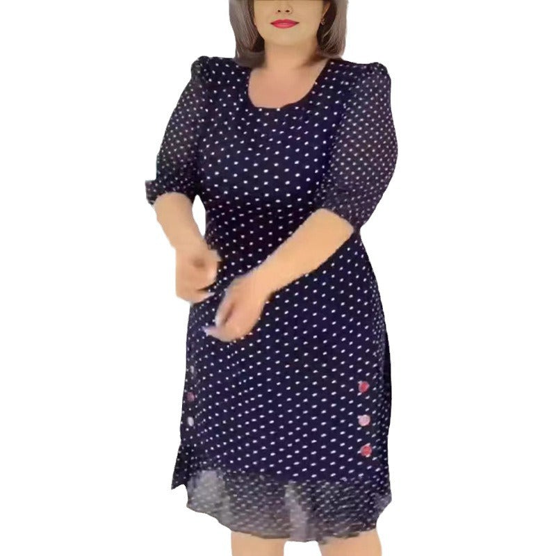 Dame fritidskjole med elegant prikkemønster og feminine flæsedetaljer Stilla