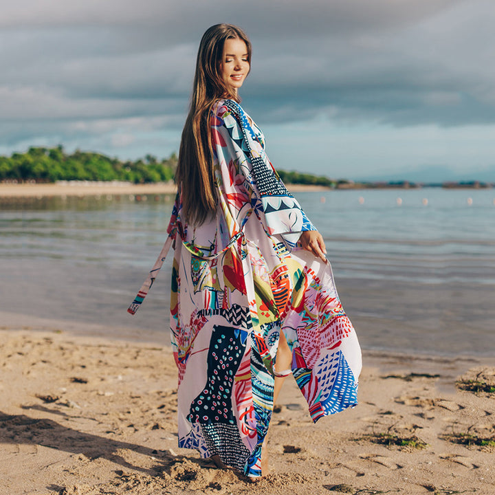 Dame trendy strandkimono med dybe sideslidser og farverigt mønster Stilla