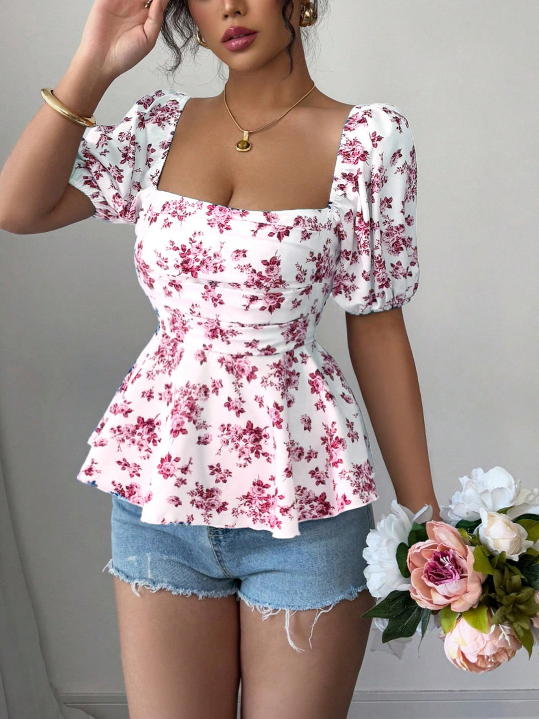 Damebluse med volang og blomsterdesign Stilla