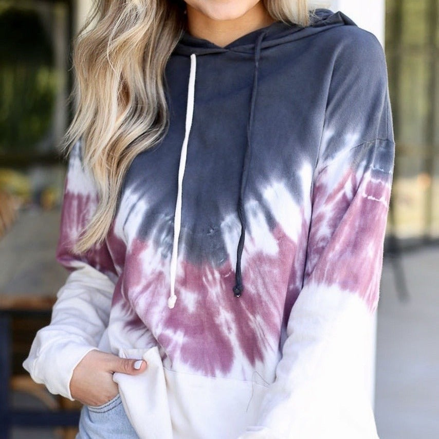 Dame hoodie i trendy batikdesign med kengurulomme og komfortabel pasform Stilla