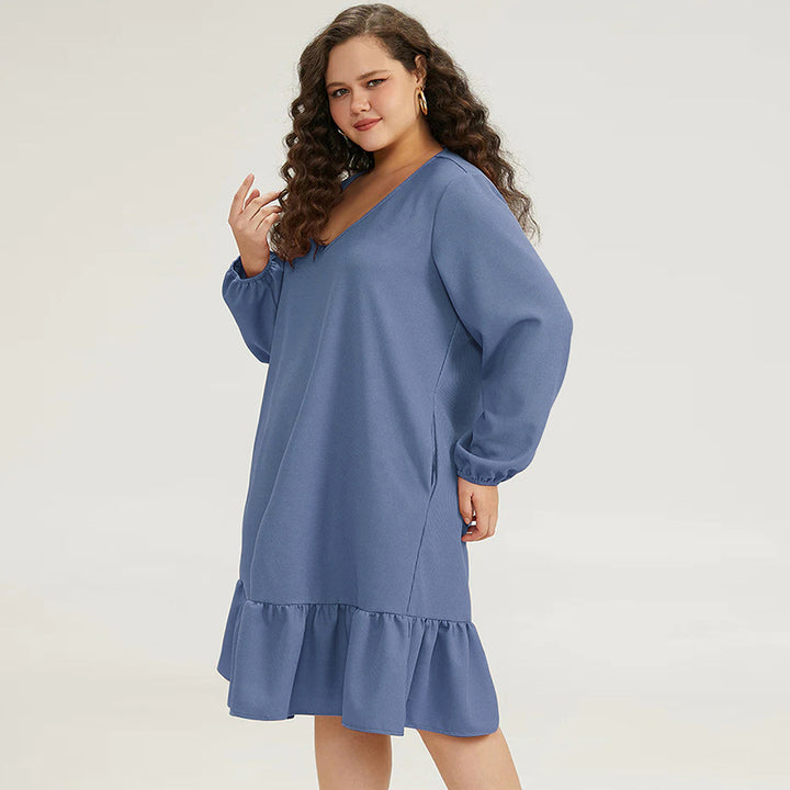 Dame fritidskjole med dyb V-hals og afslappet flæsekant Stilla