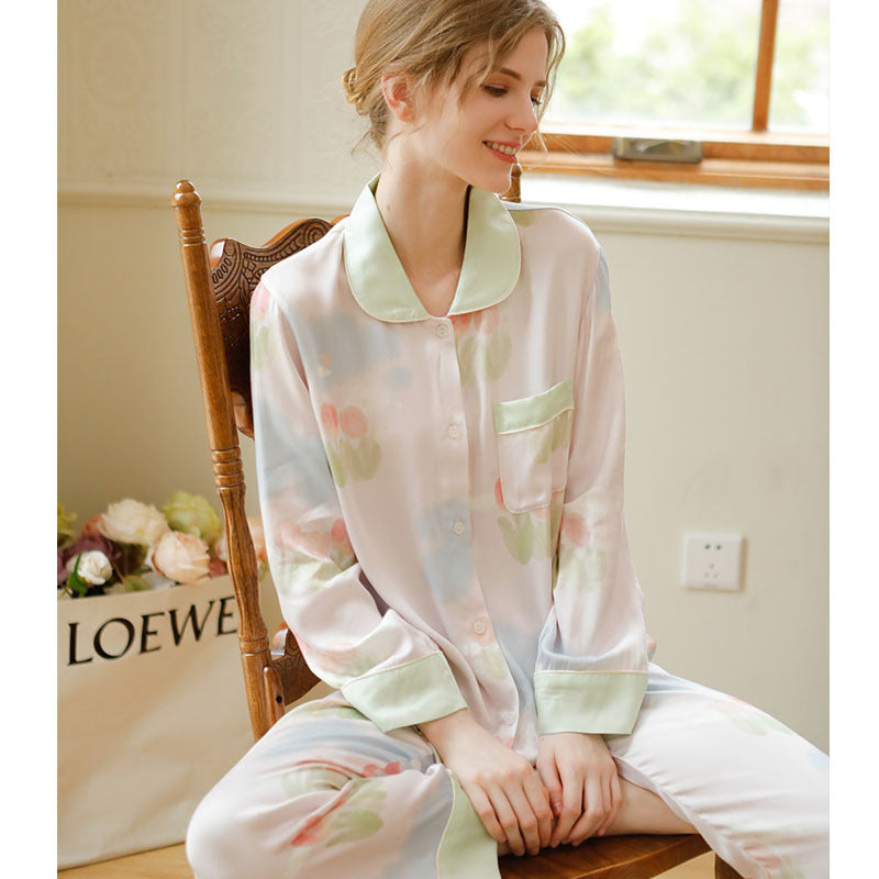 Dame Silke Pyjamas med delikat blomstertryck og elegante detaljer Stilla
