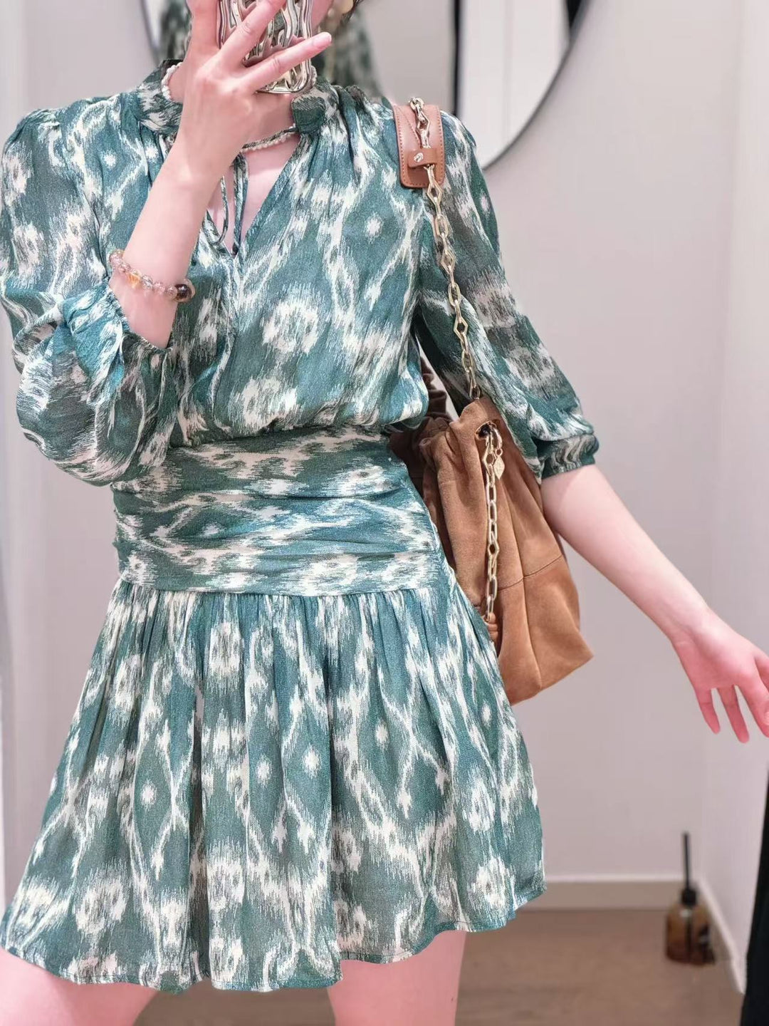 Dame omslagskjorte med raffineret smockdesign og elegante flæseafslutninger Stilla