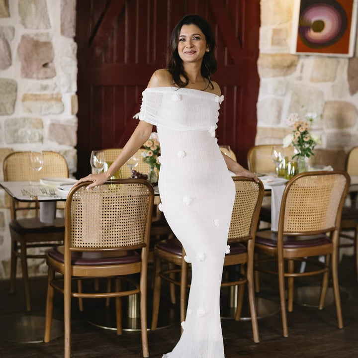 Dame Elegante Aftenkjole med Off-Shoulder Design og florale Applikationer Stilla