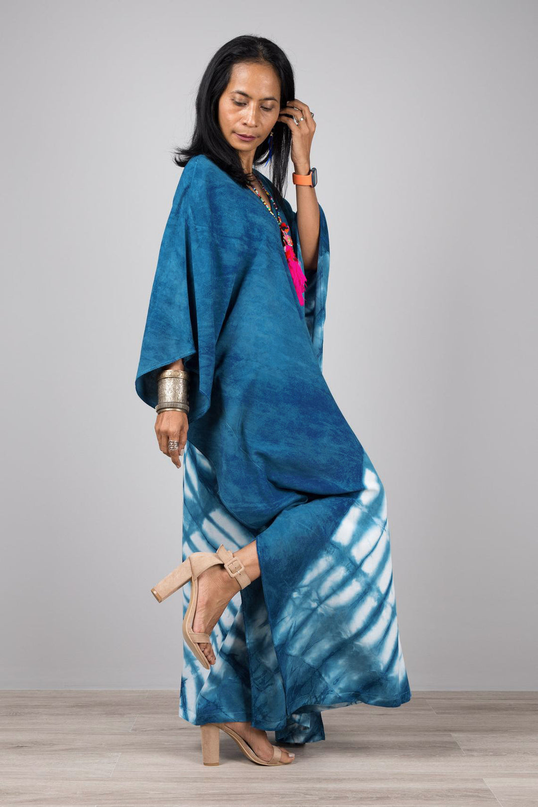 Dame Kaftan med kunstnerisk batikdesign og generøs pasform Stilla