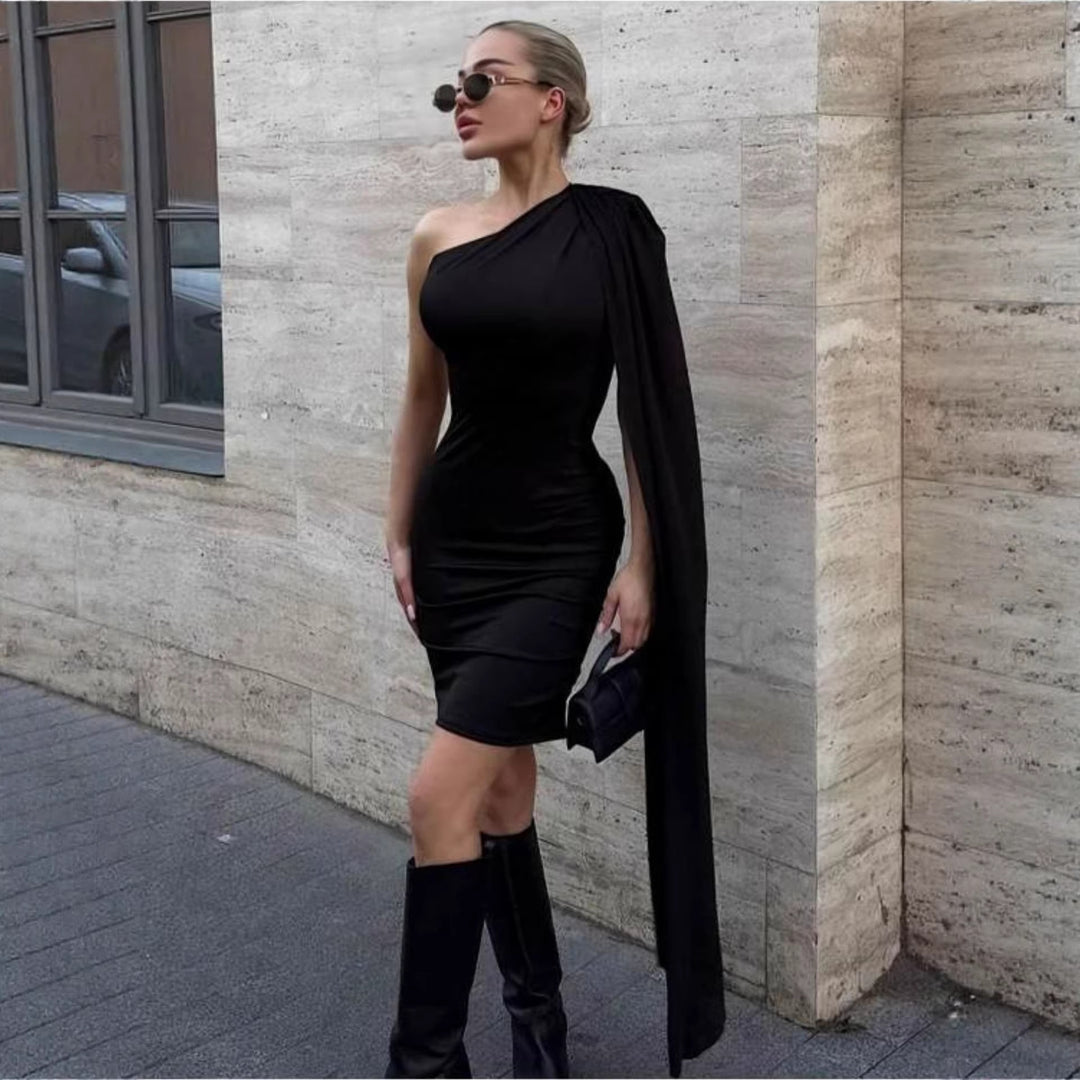 Dame Figurtilpasset kjole med asymmetrisk ærme og elegant snit Skovae