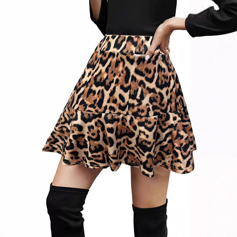 Dame nederdel med elegante flæsedetaljer og trendy leopardmønster Stilla