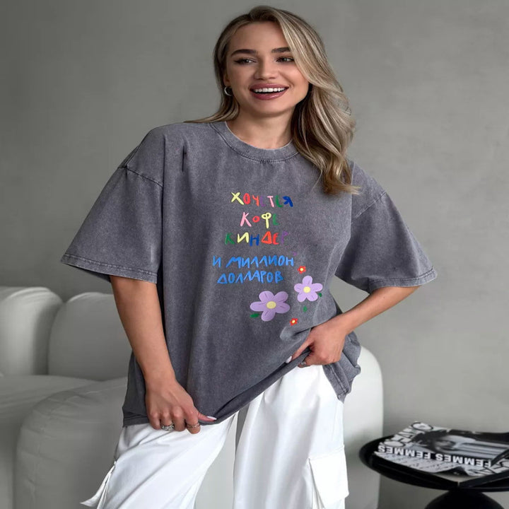 Damer Oversized T-shirt med farverig skrift og florale accenter Stilla