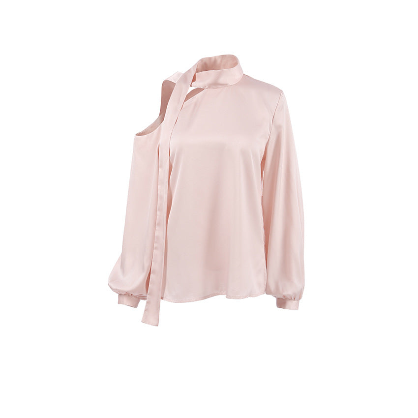 Damebluse med asymmetrisk snit og dekorativt slipsaccent Stilla