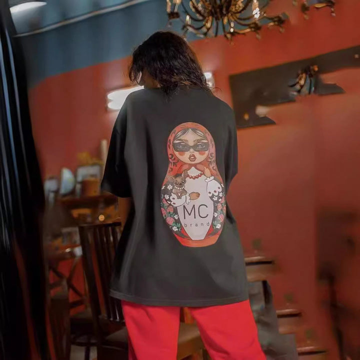 Dame T-shirt med unikt Matroschka-motiv og afslappet snit Stilla