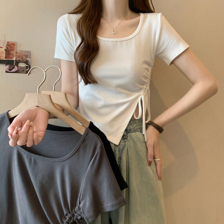 Femme Asymmetrisk kant T-shirt med sidelille detaljer Stilla