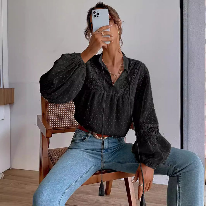 Damebluse med flæseærmer og fine broderier Stilla