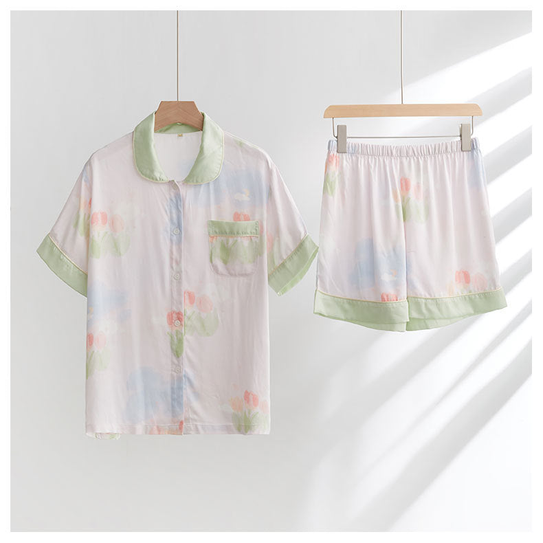 Dame pyjamasæt i luftig, åndbart materiale med blomstermønster og elegant snit Stilla