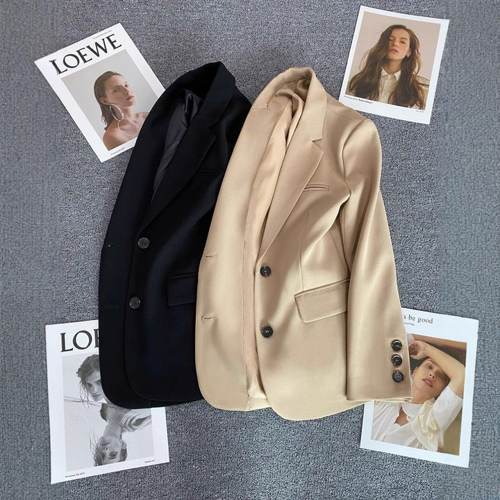 Kvinders elegant blazer med fashionable snit og dekorative knapper Stilla