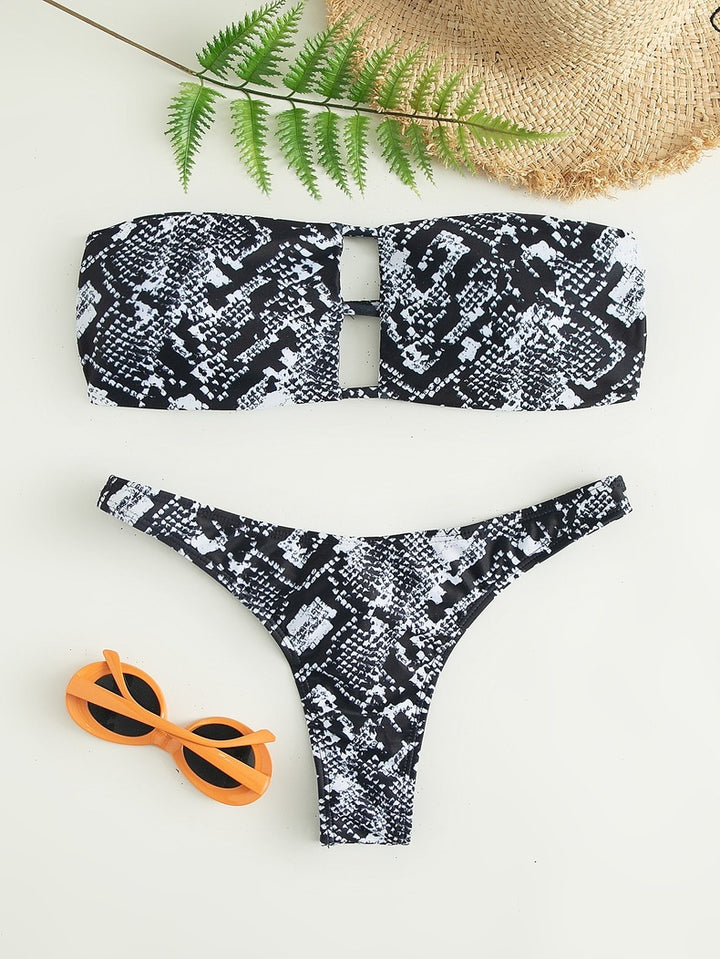 Dame Bandeau bikini-sæt med markant slangemønster og innovative cut-out-detaljer Stilla