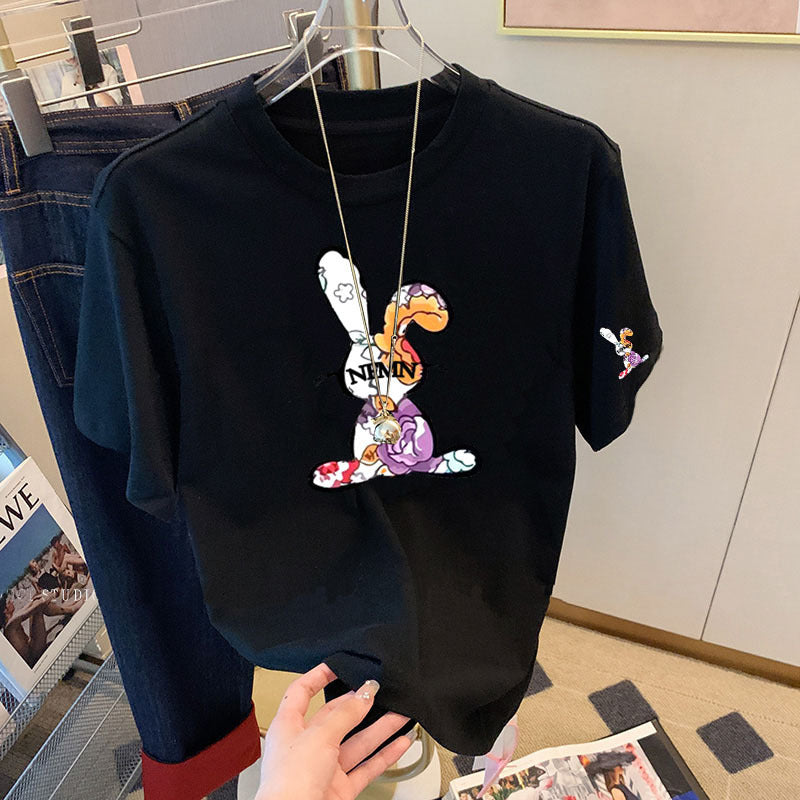 Dame T-shirt med legesyg kaninmotiv og elegant blomstertryk Stilla