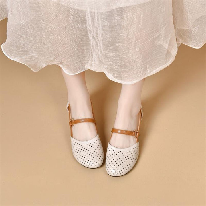 Dame Ballerinas med perforeret design og elegant rem Stilla