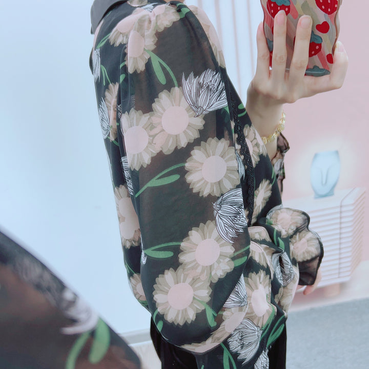Dame blomsterpræget chiffonbluse med flæsedetaljer og elegant krave Stilla