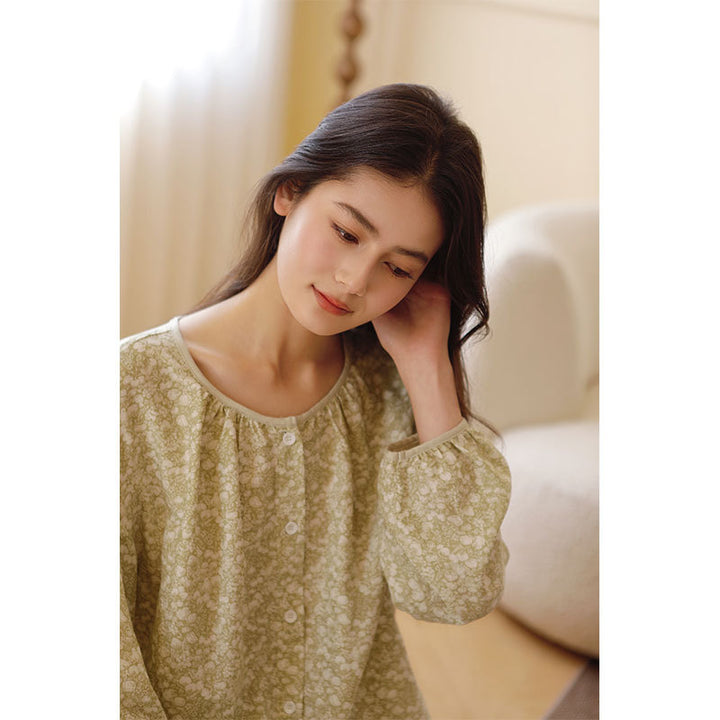Damebluse med elegant floral design og løs pasform Stilla