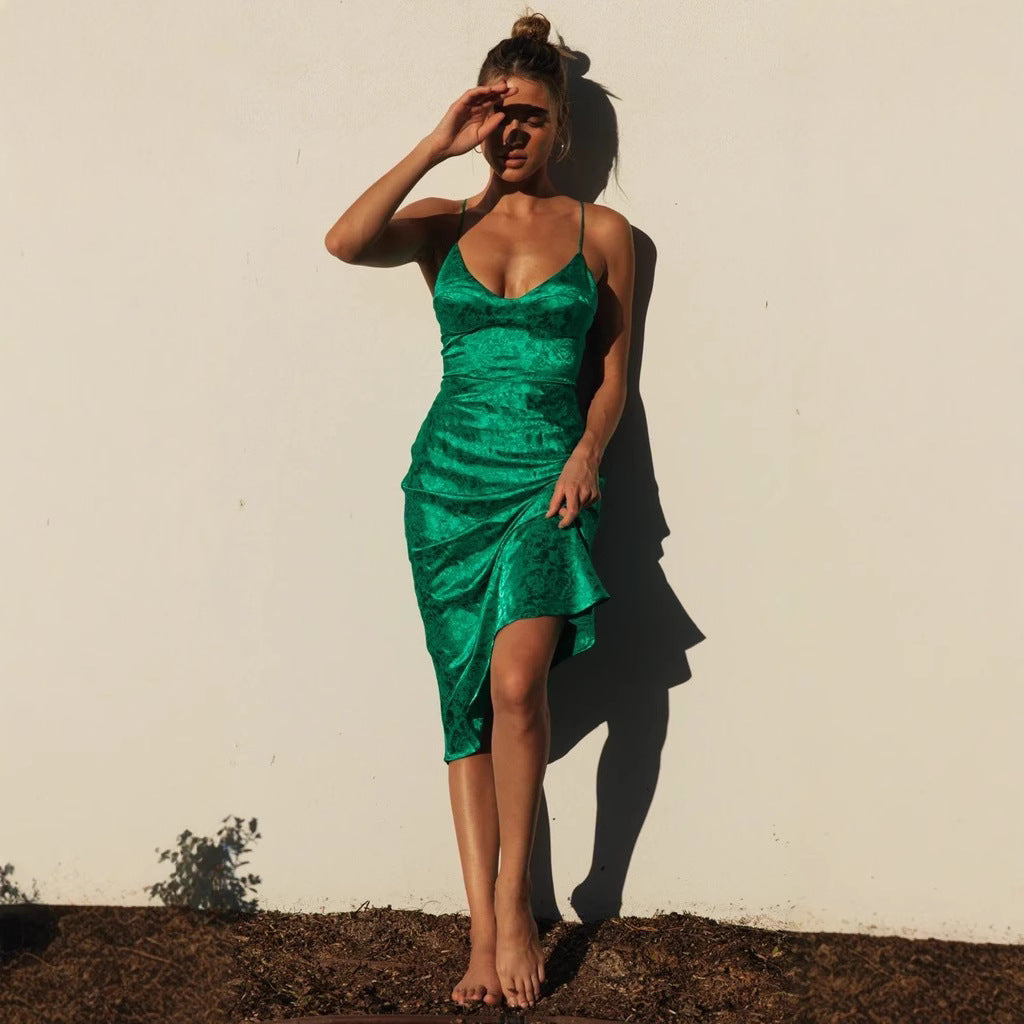 Kvindernes elegante satin midi kjole med justerbare stropper og sofistikeret snit
