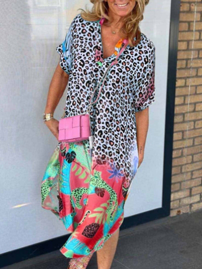 Dame med vid beskåret V-hals Midikjole med leopard- og tropemønster Skovae