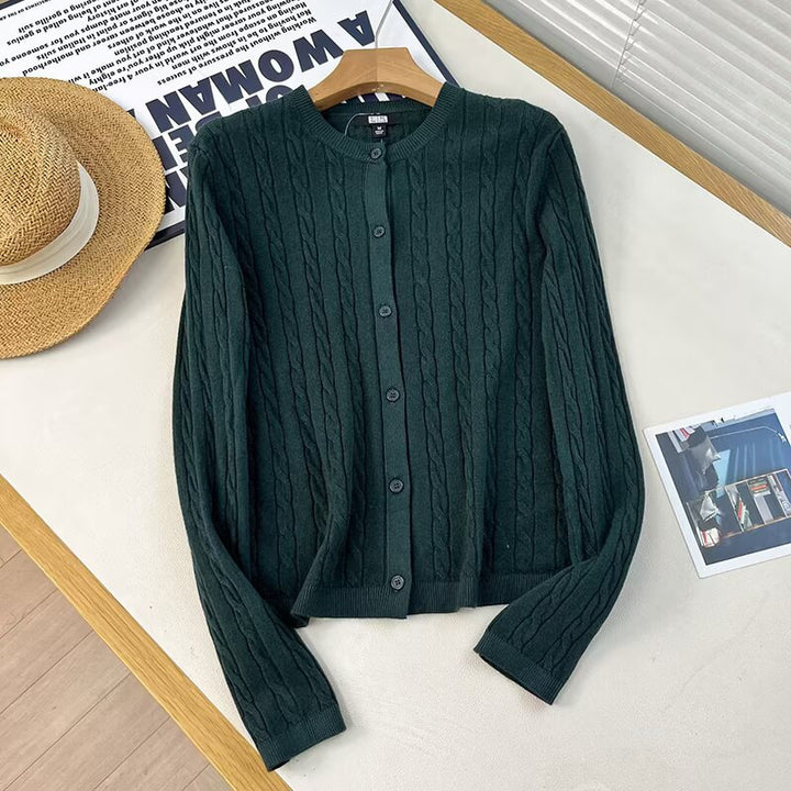 Kvinders cardigan med kabeldesign og knaplukning Stilla