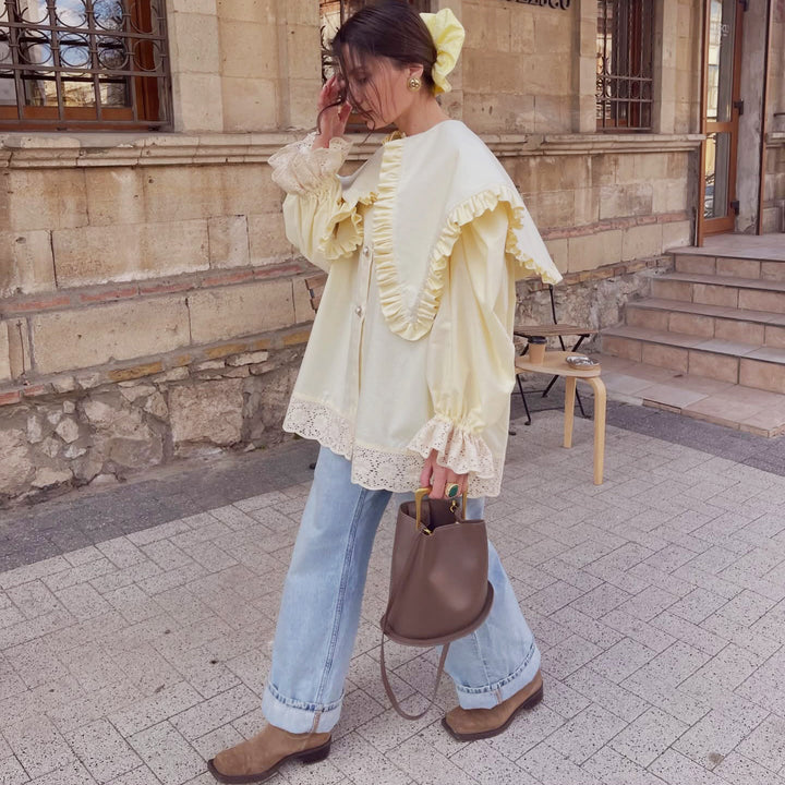 Kvindernes oversized bluse med ruffle detaljer og blondedetaljer Skovae