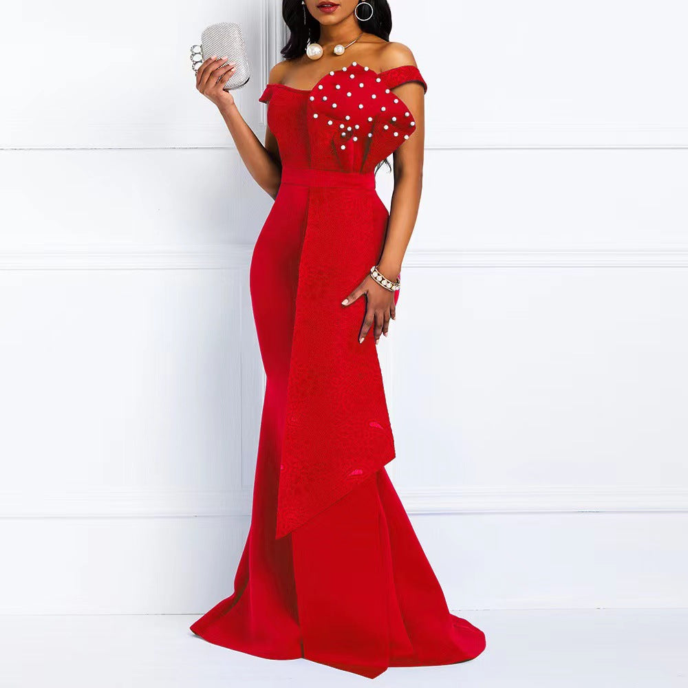 Dame aften kjole med elegant off-shoulder-design og kunstneriske spidse applikationer Stilla