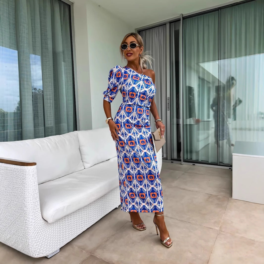 Dame asymmetrisk maxikjole med elegant one-shoulder-design og moderne mønstertryk Stilla