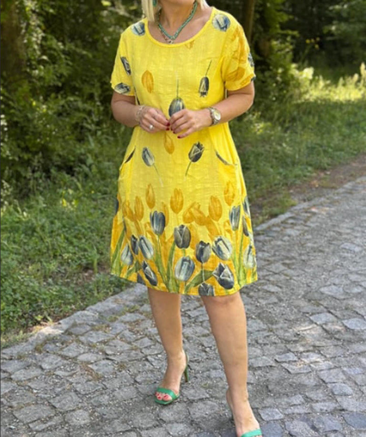 Dame Kortærmet Fritidskjole med florale accenter og let snit Stilla