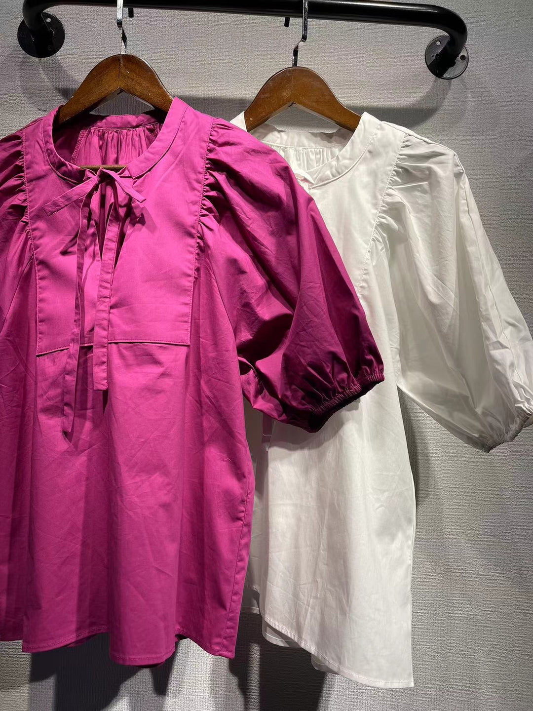 Dame luftig bluse med flæsedetaljer og bindebånd Stilla
