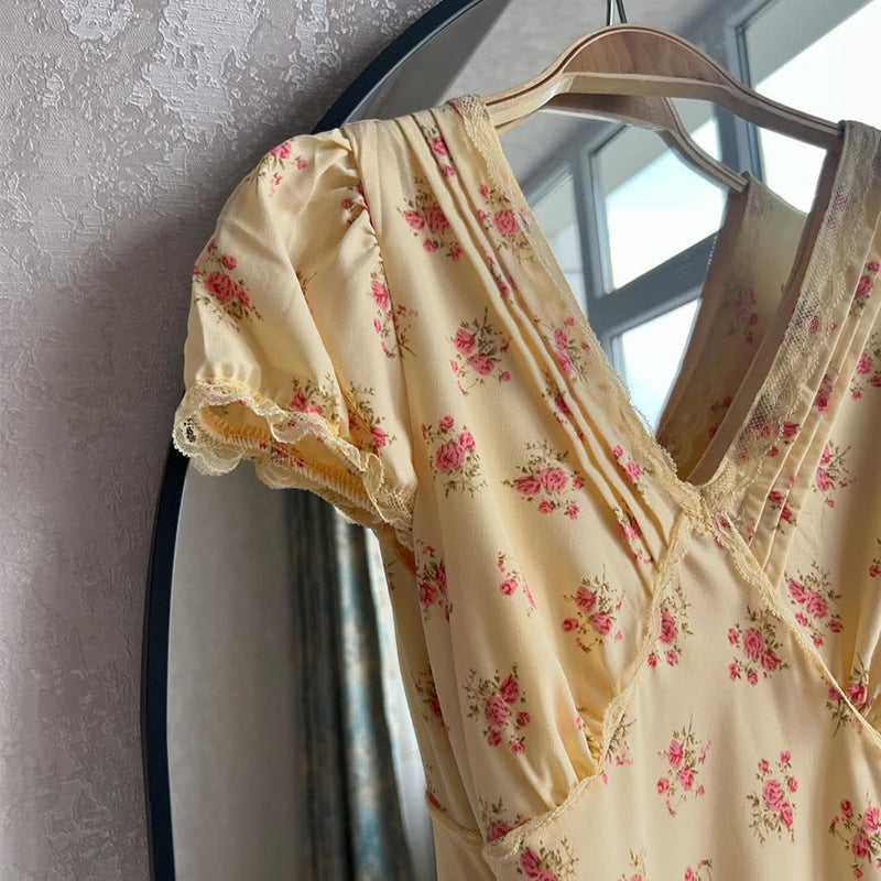 Dame blomstermønstret sommertøj med V-hals og rynker Stilla
