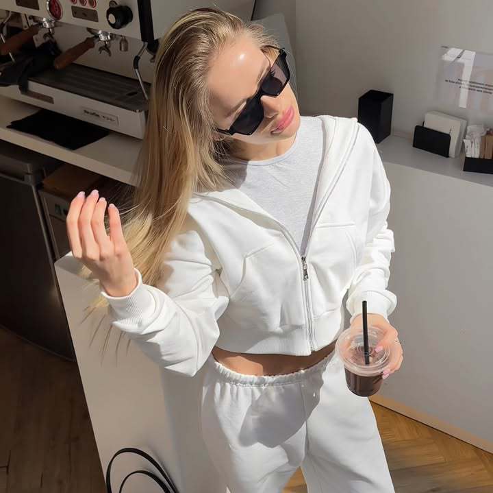 Dame moderigtig hættepullover med kort snit og elastisk talje Stilla
