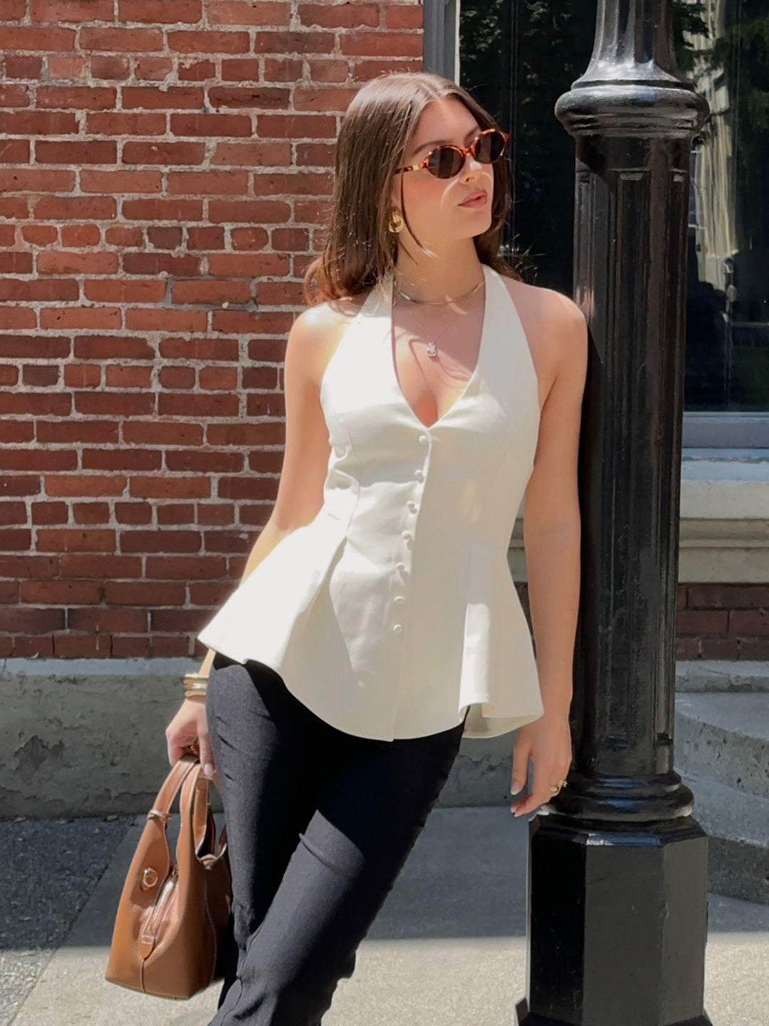 Dame Halterneck-bluse med figursyet pasform og knapliste Skovae