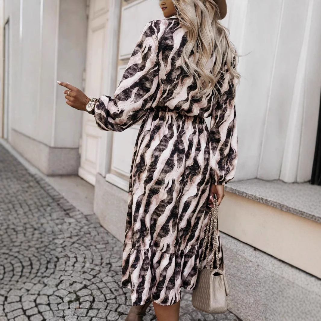 Damekjole med elegant bindebånd og moderigtigt bølgemønster Stilla