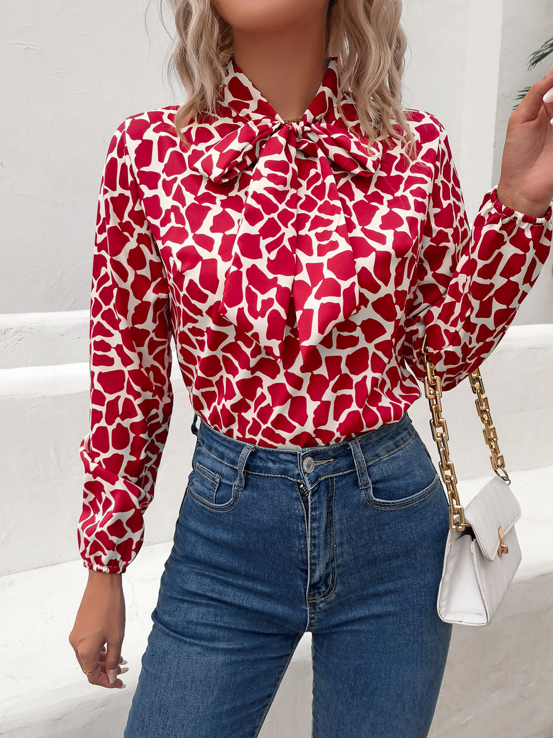 Damebluse med elegant sløjfebinding og dyreprint Stilla