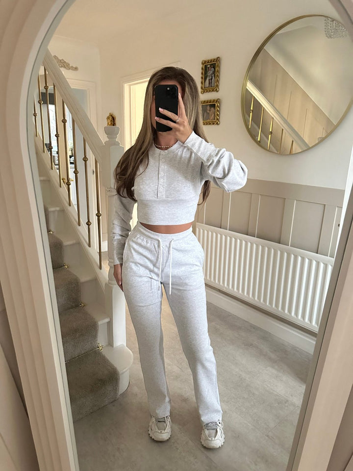 Kvinders afslappede fritidssæt med cropped sweatshirt og komfortable joggers