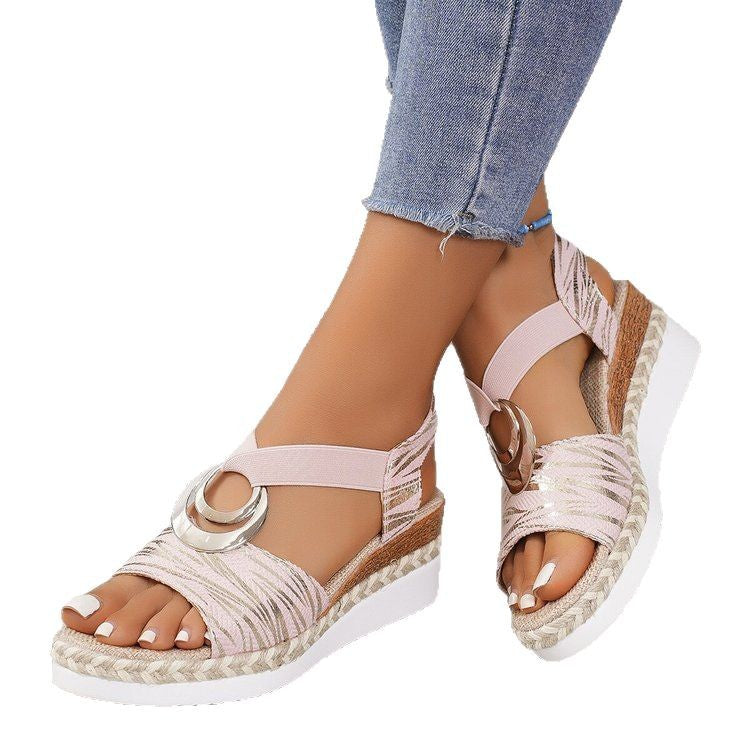 Dame Wedge-sandaler med dekorative metalringe og elastiske remme Stilla