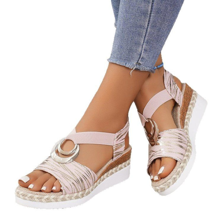 Dame Wedge-sandaler med dekorative metalringe og elastiske remme Stilla