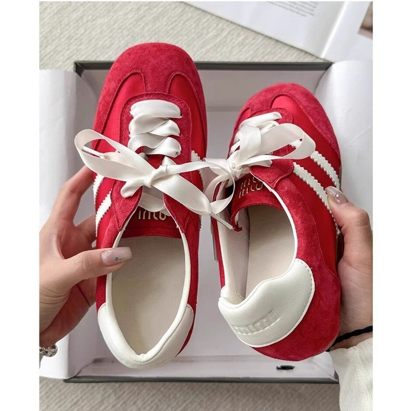 Dame Sneakers lavet af høj kvalitet ruskind med stilfulde satin snørebånd og skridsikker sål Stilla