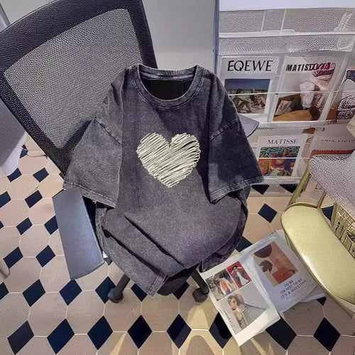 Dame T-shirt med kreativt hjerte-motiv og inspirerende slogan Stilla