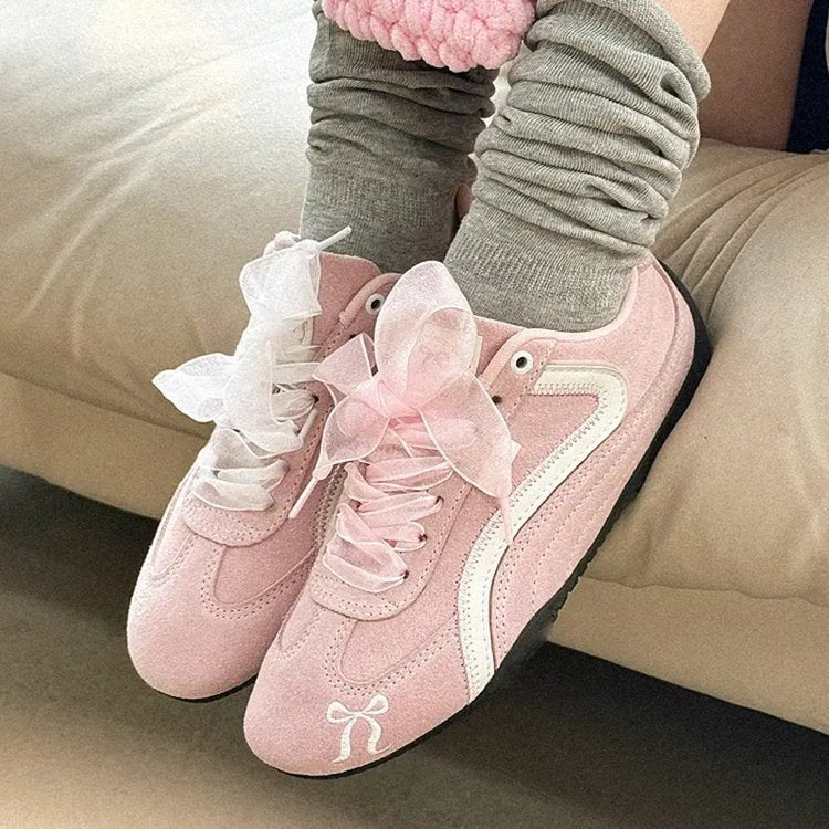 Damer sporty sneakers i moderne design med kontrastfarvede snørebånd og robustOverdel Stilla