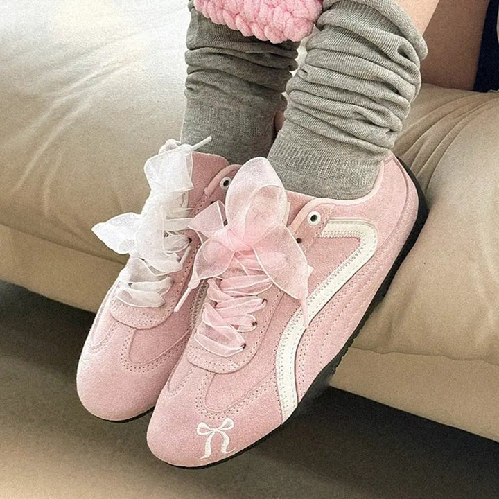 Damer sporty sneakers i moderne design med kontrastfarvede snørebånd og robustOverdel Stilla