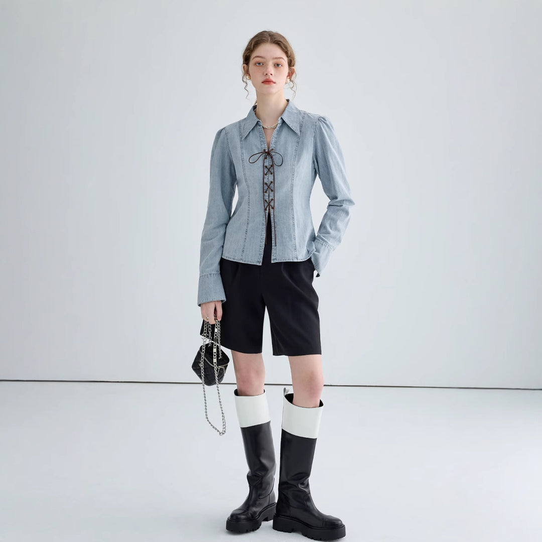 Kvinders jeansbluse med snøret halsudskæring og elegante pufærmer Stilla