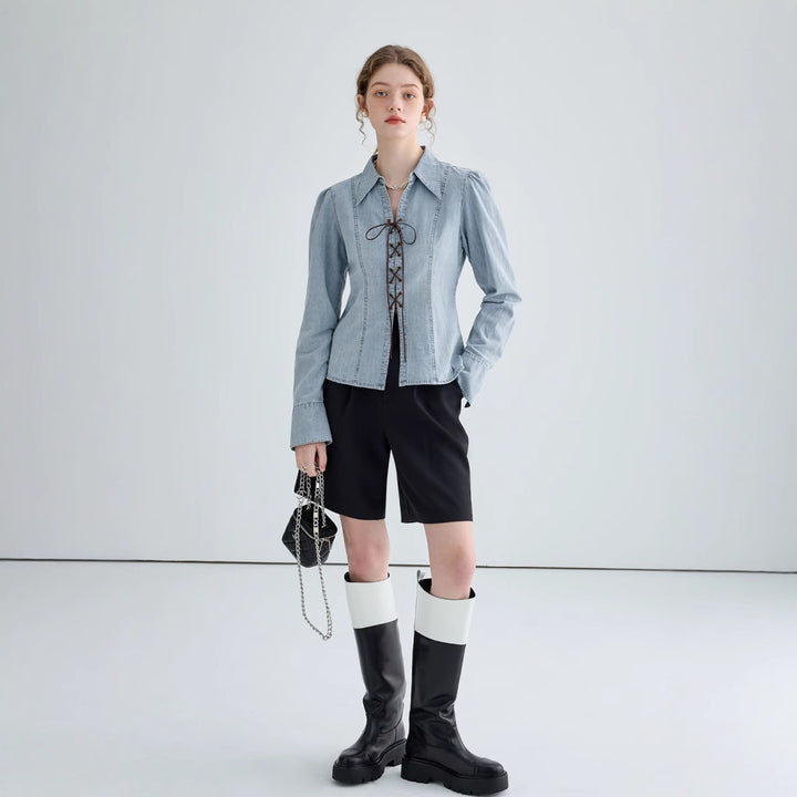 Kvinders jeansbluse med snøret halsudskæring og elegante pufærmer Stilla