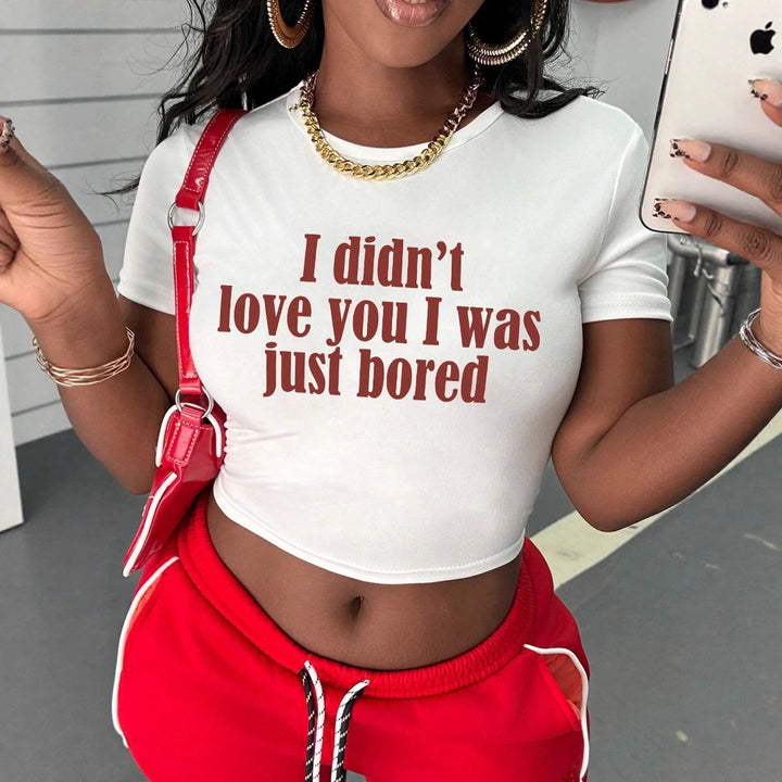 Dame crop-shirt med kreativt statement og tætsiddende snit Skovae