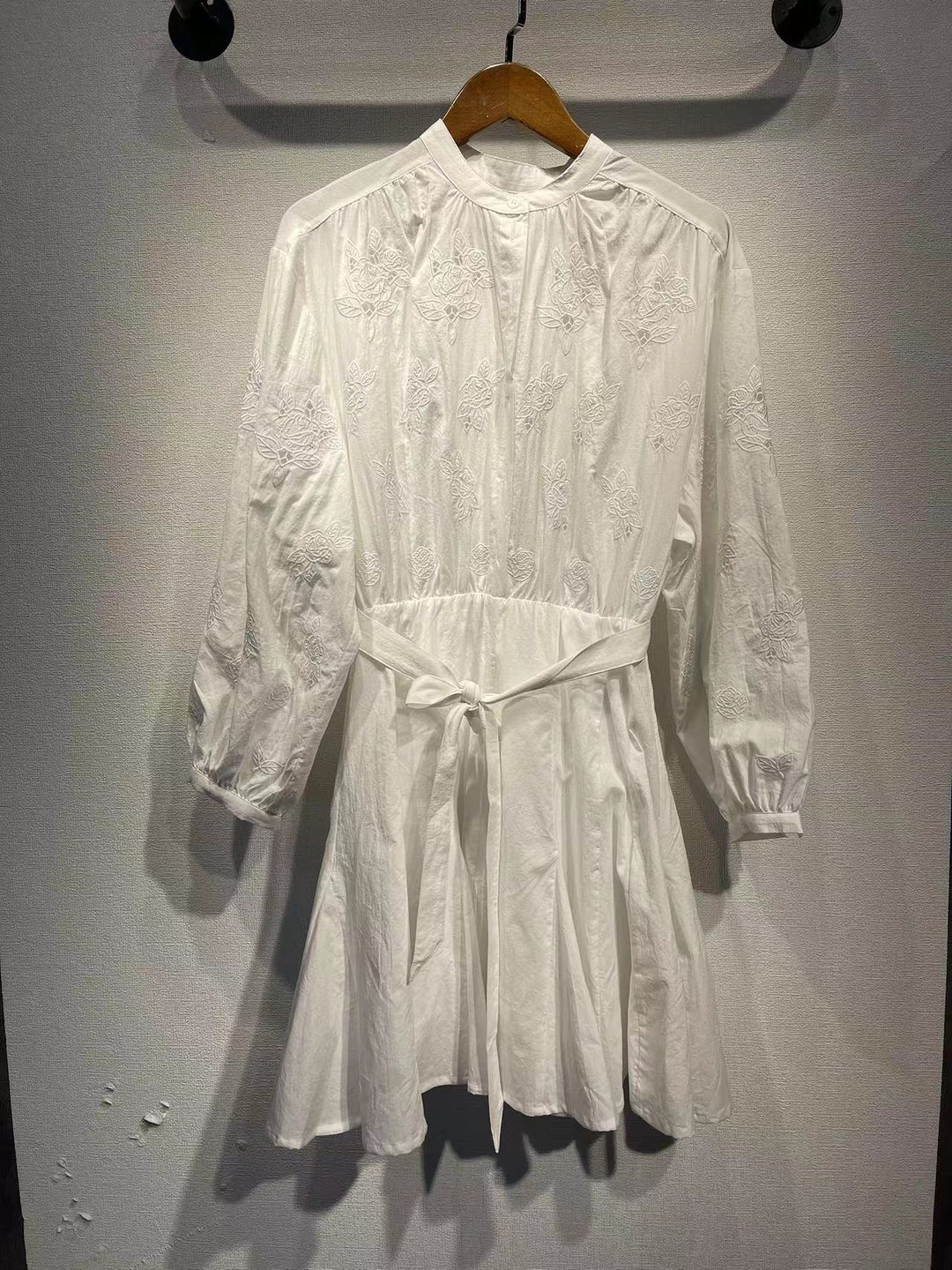 Damer kjole med eksklusive broderi detaljer og moderigtige taljebælte Stilla