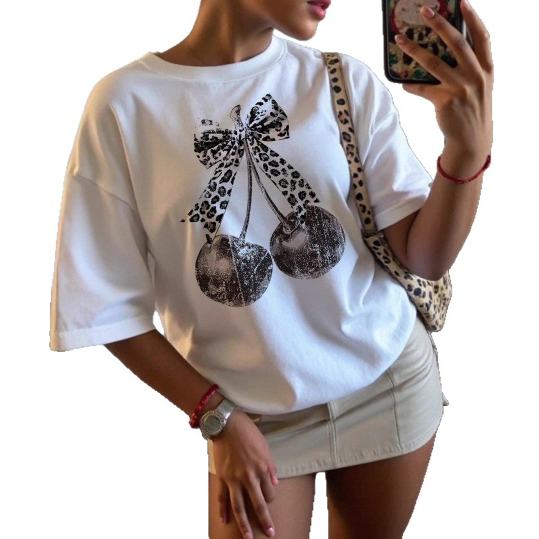 Dame T-shirt med kreativt kirsebærmotiv og leopardbånd Skovae